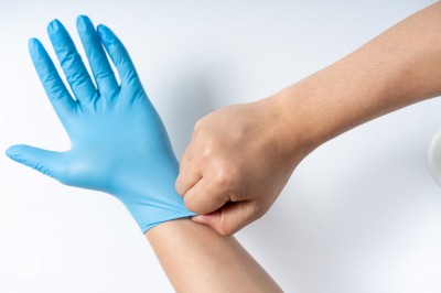 Rękawice nitrylowe – dlaczego są najlepsze do sprzątania?
